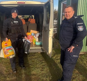 komendant przy aucie z karmą oraz policjant