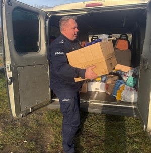 komendant noszący zebraną karmę