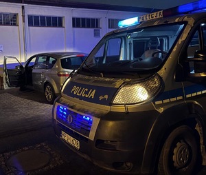 samochód zatrzymany do kontroli oraz radiowóz