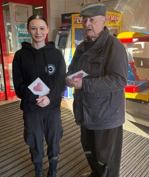 uczennica z seniorem