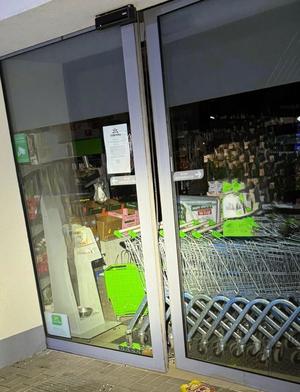 uszkodzone drzwi sklepu