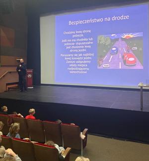 policjant na scenie podczas prezentacji