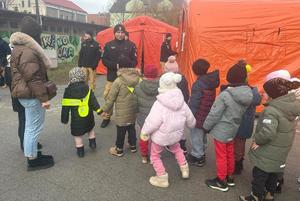 dzieci wchodzące do namiotu