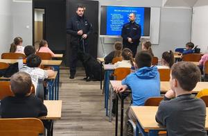 policjanci podczas spotkania z uczestnikami pólkolonii