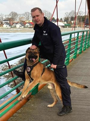 przewodnik z psem służbowym