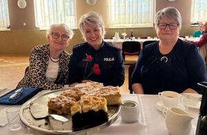 policjantka w towarzystwie seniorek