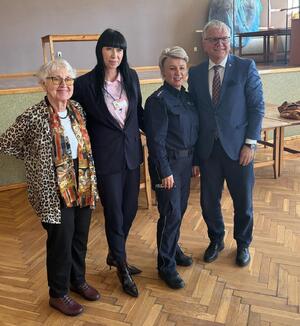 policjantka oraz zaproszeni goście