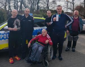 mieszkańcy DPS wraz z policjantem