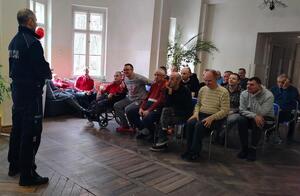 policjant podczas wykładu w DPS