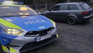 zatrzymany pojazd na poboczu wraz z radiowozem