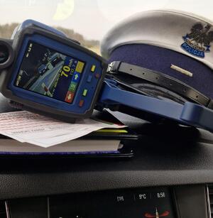 czapka leżąca w radiowozie  wraz z urządzeniem pomiarowym