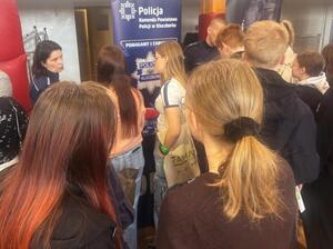 młodzież przy stanowiskupolicjantów