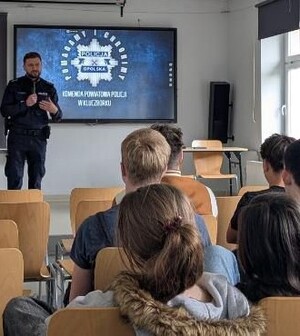 policjant podczas prelekcji