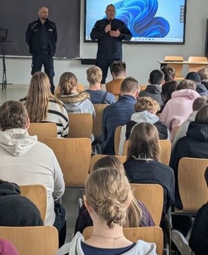 policjanci podczas prelekcji