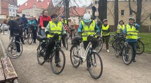 seniorzy na rowerach