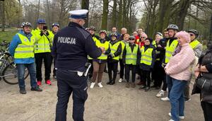 policjant mówiący o bezpieczeństwie