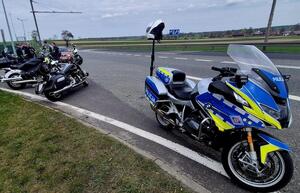 motocykle stojące na poboczu