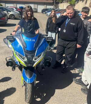 młodzież na motocylku