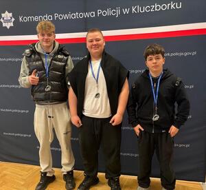 młodzież z prezentami jakie otrzymali