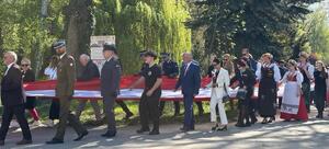 osoby niosące flagę