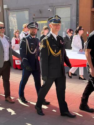 komendant niosący flagę