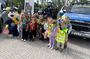 dzieci przy radiowozach