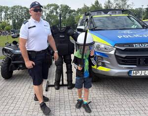 policjant ze sprzętem służbowym