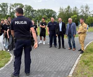 przewodnik psa i zaproszeni goście