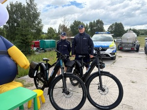 zdjęcie:  policjanci i dzieci podczas pikniku