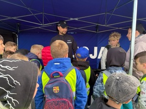 zdjęcie:  policjanci i dzieci podczas pikniku