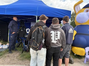 zdjęcie:  policjanci i dzieci podczas pikniku