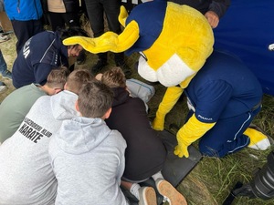 zdjęcie:  policjanci i dzieci podczas pikniku
