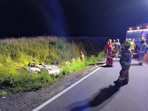 pojazd w rowie i służby na miejcu
