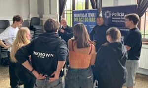 policjanci z młodzieżą podczas targów pracy