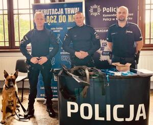 policjanci ze swoim stoiskiem