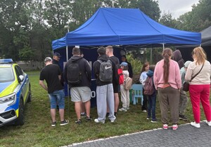 dziec i młodzież przy namiocie policjantów