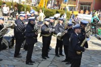 stojący policjanci w mundurach grają na instrumentach - orkiestra policyjna