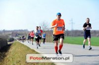 biegnący na trasie maratonu mężczyzna