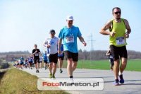 biegnący na trasie maratonu mężczyźni