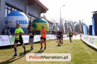 biegnący mężczyźni na odcinku trasy półmaratonu