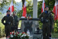 stojący obok pomnika Żołnierza polskiego, żołnierze i harcerze