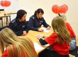 policjantki podczas oddawania materiału genetycznego w ramach akcji dzień dawcy szpiku