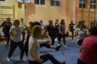 kobiety ćwiczące na kursie w pierwszym planie instruktor aikido