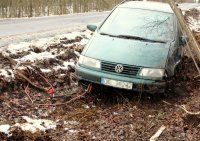 osobowy samochód stojący w rowie z rozpitym zderzakiem po stronie lewej