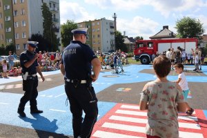 policjanci prowadzący pogadankę dla dzieci