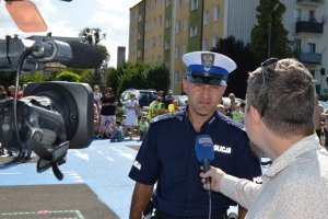 policjant występujący przed kamerą