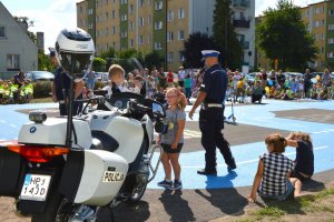 policjant prowadzący pogadankę