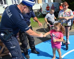 policjanci witający się z dziećmi