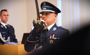 Zdjęcie przedstawia mężczyznę w mundurze z szablą.
